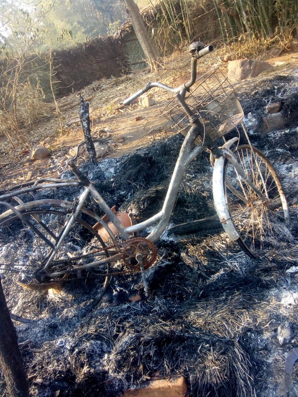 दुमका : आग लगने से गांव के दो घर जलकर हुए राख, कोई हताहत नहीं