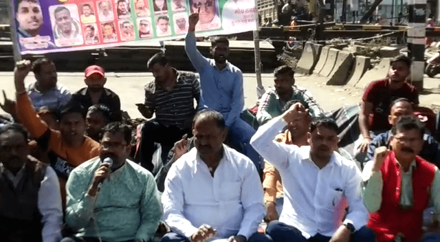 जमशेदपुर : फुटओवर ब्रिज और पुल पर स्ट्रीट लाइट की मांग को लेकर धरने पर बैठे आजसू पार्टी के कार्यकर्ता, जिला प्रशासन को सौंपा मांग पत्र