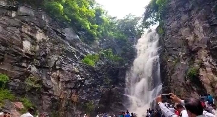 पलानी जलप्रपात का प्राकृतिक सौंदर्य बना पर्यटकों के आकर्षण का केंद्र