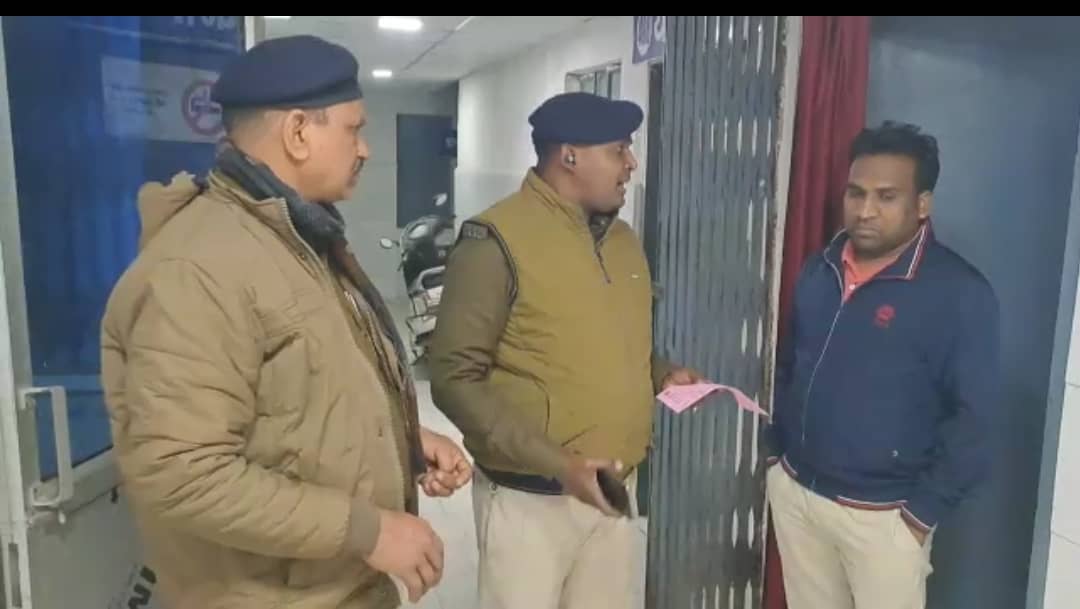 बिहार की स्वास्थ्य बदहाल, एक्सरे के लिए घंटों भटकते रहे पुलिसकर्मी, एक्सरे रूम में लटका रहा ताला