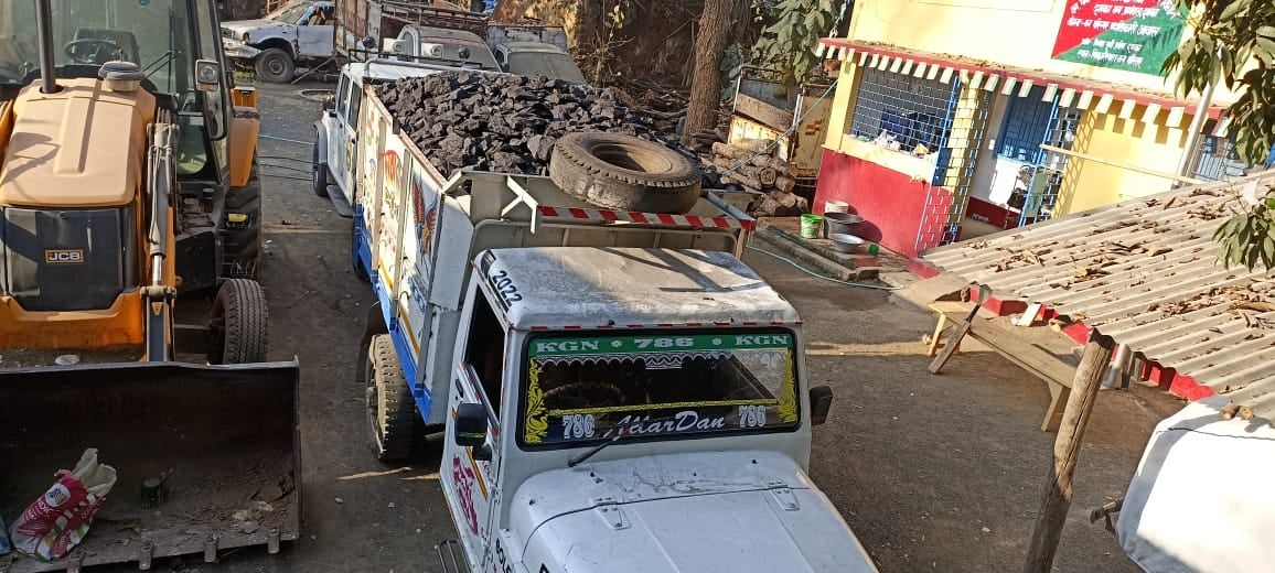 दुमका : वन विभाग की कार्रवाई, अवैध कोयला लदा पिकअप वाहन जब्त