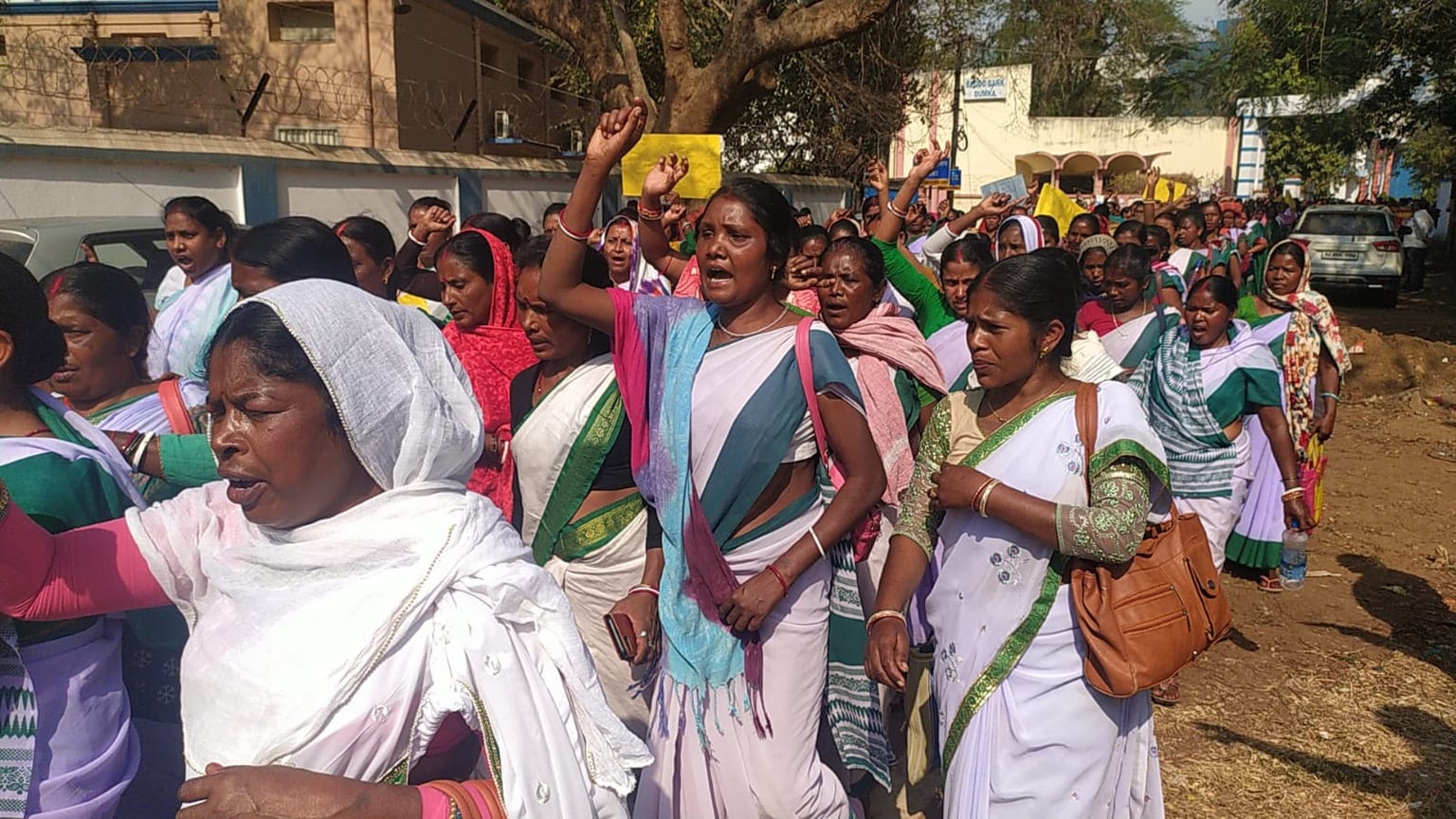 दुमका : स्वास्थ्य सहिया संघ के बैनर तले दुमका जिला की तीन हजार सहिया सड़क पर उतरी