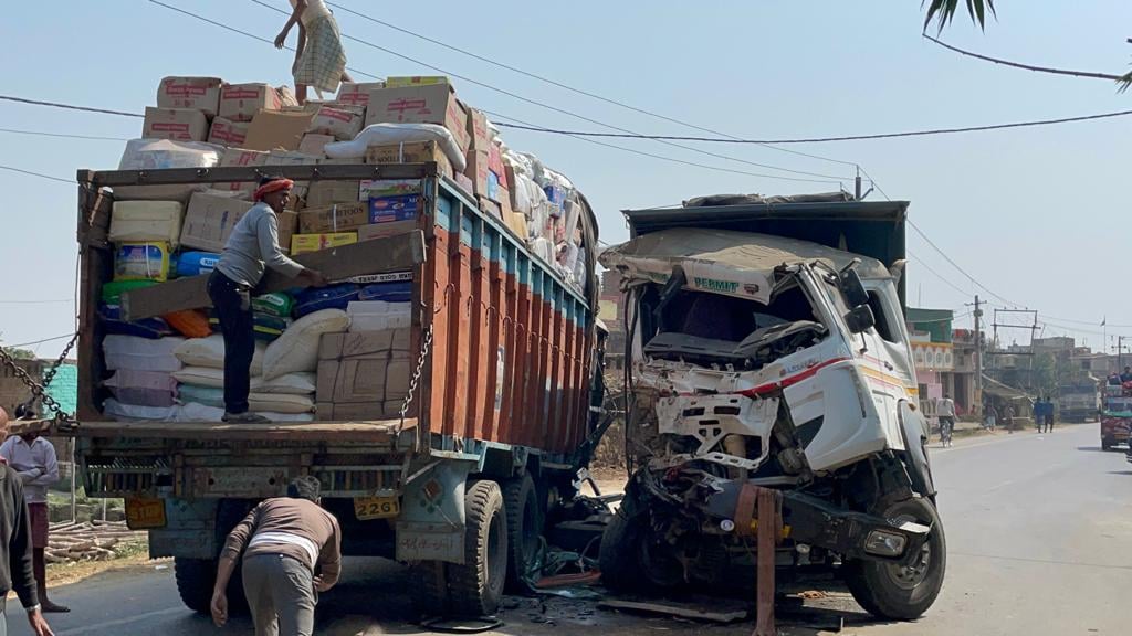 मोकामा में भीषण सड़क हादसा, ट्रक और हाइवा में आमने सामने टक्कर, चालक और खलासी गंभीर रूप से जख़्मी