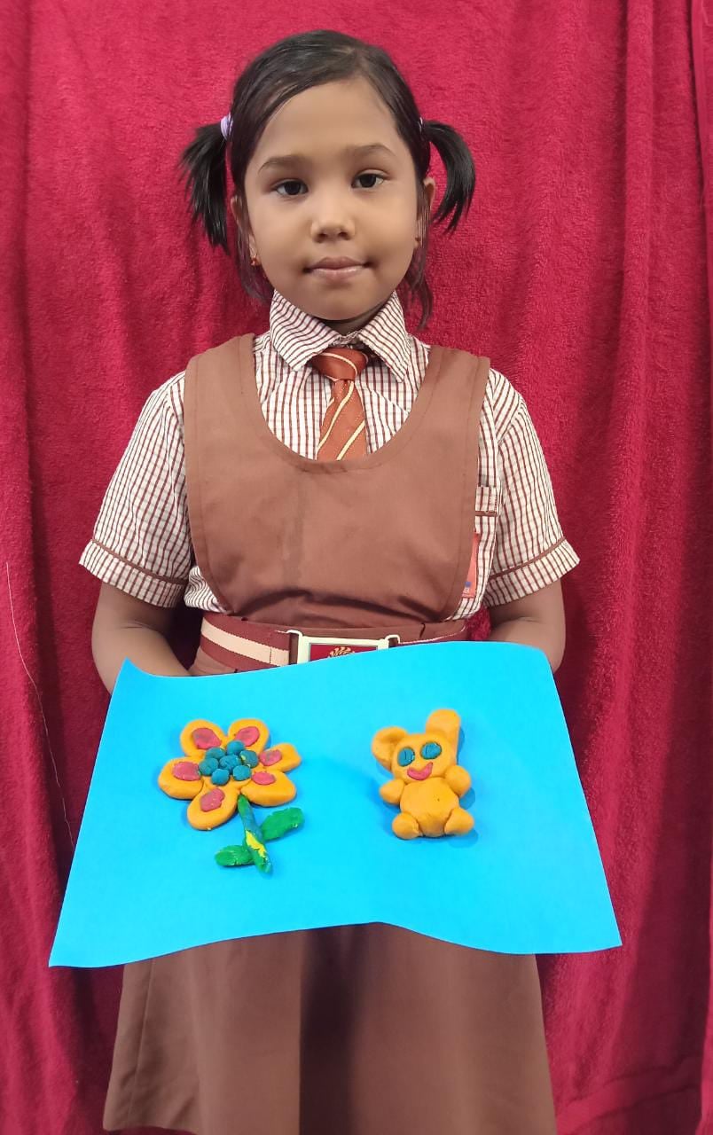 क्रिएटिव स्किल बढाने के लिए क्ले मोल्डिंग का प्रशिक्षण ले रहे नन्हे बच्चें