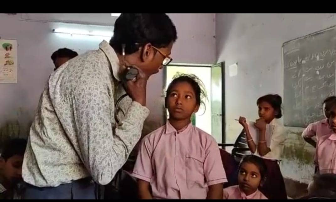 फाइलेरिया की दवा खाने से दर्जनों बच्चे और बुजुर्ग हुए बीमार, जानिए डॉक्टरों की टीम ने क्या बताया