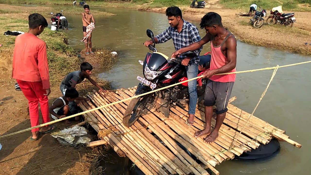 यहां जान हथेली पर रखकर जाते हैं स्कूल, हॉस्पिटल और दफ्तर, घंटों में तय होता चंद मिनटों का सफर