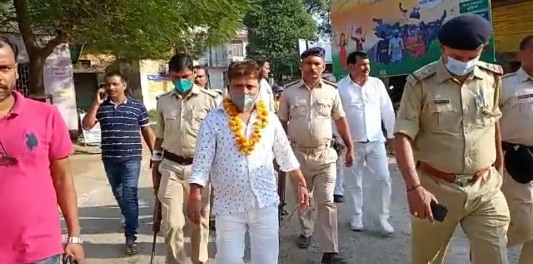 हाथ में हथकड़ी लगा कर नामांकन के लिए क्यों पहुंचा वार्ड सदस्य उम्मीदवार, जानिए क्या है मामला
