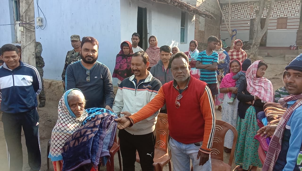 चाईबासा : विधायक दीपक बिरुवा ने चांदवारी में लगाया जन दरबार, सुनी ग्रामीणों की समस्या और किया कंबल वितरण