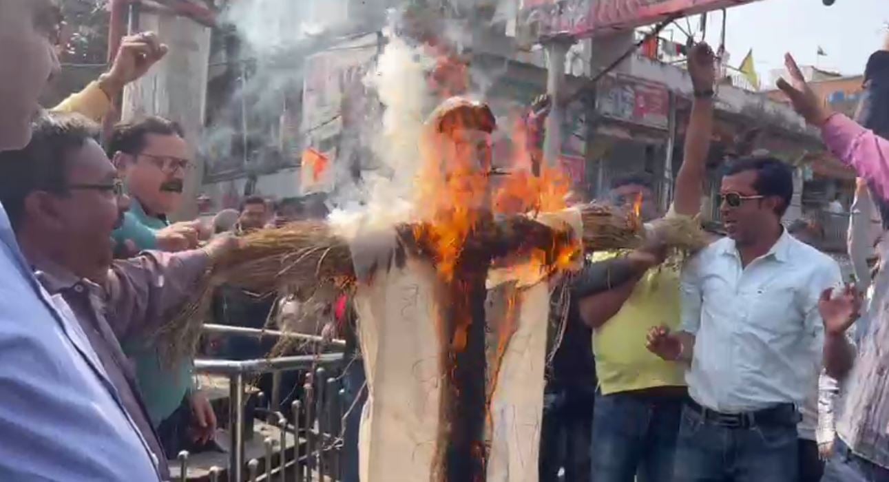 मंडी टैक्स को लेकर हजारीबाग में विरोध, कृषि मंत्री बादल पत्रलेख का जलाया पुतला