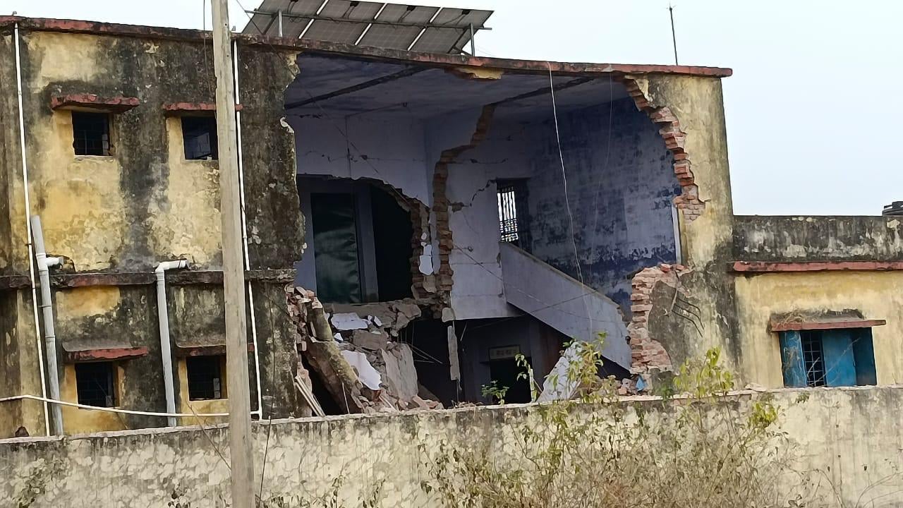 गोइलकेरा में माओवादियों ने दर्ज कराई धमक, बम से उड़ा दिया पंचायत सचिवालय, सुरक्षाबलों की कार्रवाई पर CM से मांगा जवाब