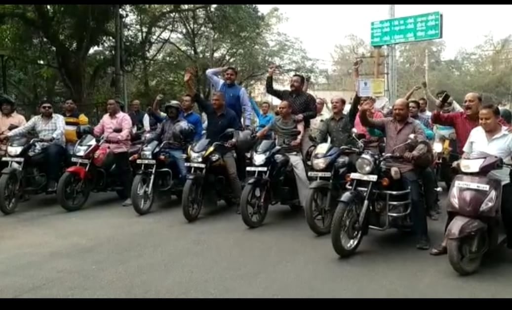 आँखे खोले झारखंड सरकार, हड़ताल के चौथे दिन धनबाद के कारोबारी उतरे सड़क पर, निकाली बाइक रैली