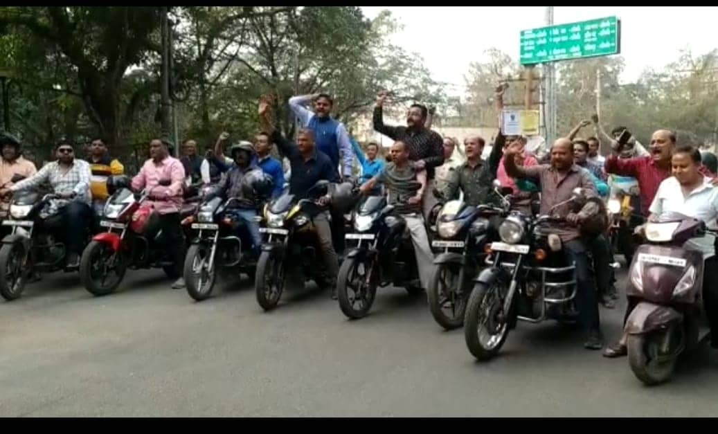 आँखे खोले झारखंड सरकार, हड़ताल के चौथे दिन धनबाद के कारोबारी उतरे सड़क पर, निकाली बाइक रैली