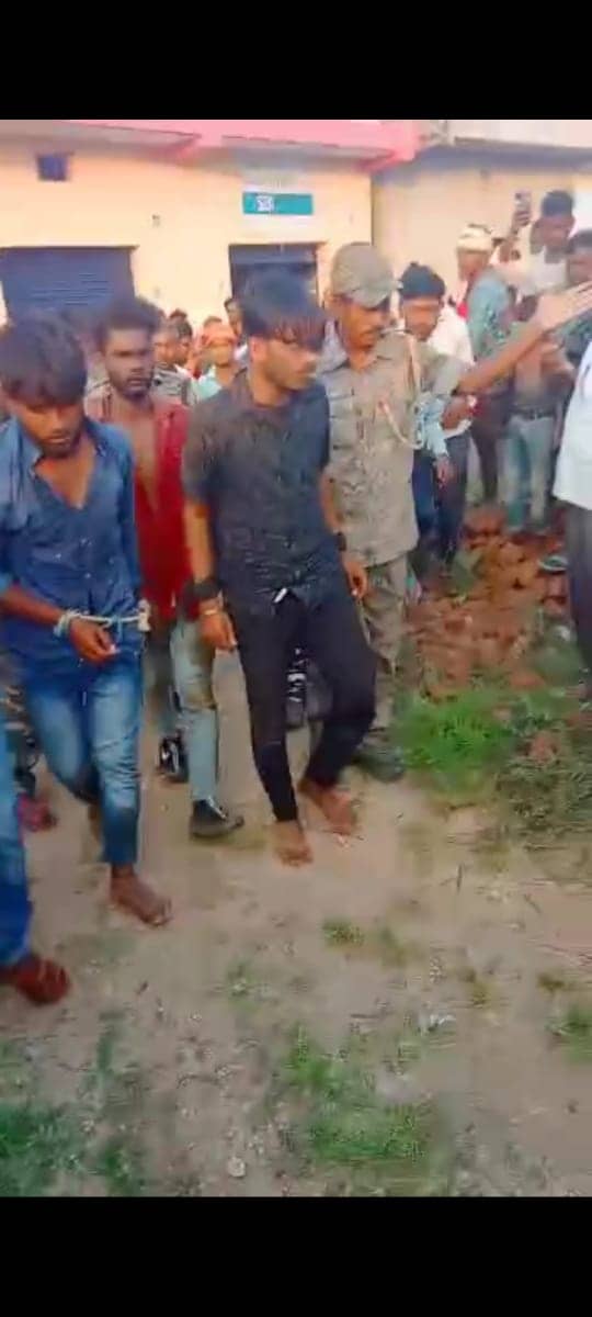 पलामू: समय पर नहीं पहुंचती पुलिस तो मॉबलिचिंग में जाती तीन की जान, वायरल वीडियो में देखिए, भीड़ ने कैसे बरसाए डंडे