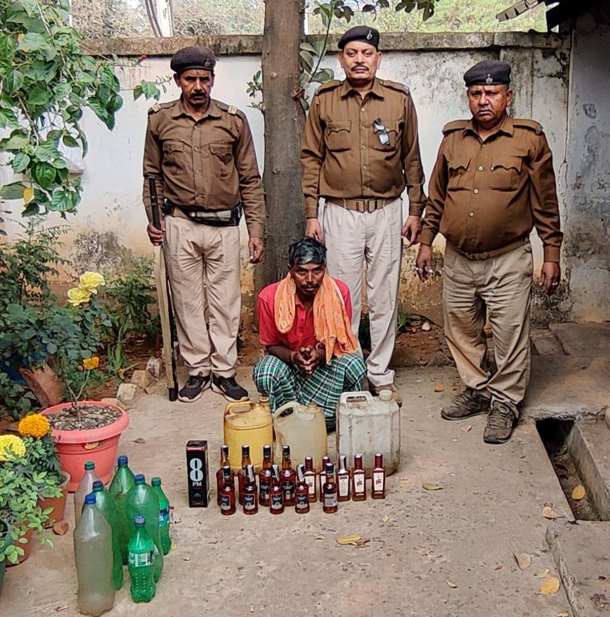 देवघर में शराब तस्कर गिरफ्तार, 40 लीटर अवैध चुलाई शराब और 150 किलोग्राम जावा महुआ बरामद