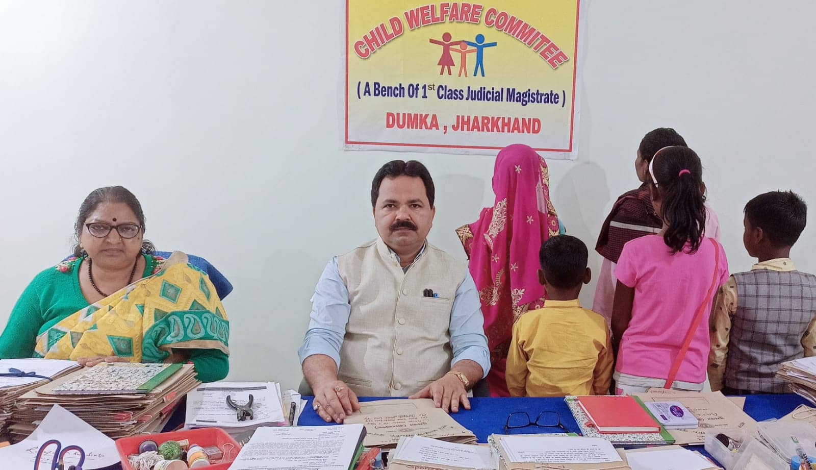 दुमका: अनाथ के तरह दूसरे परिवार में रह रहे थे तीन भाई-बहन पिता की हो चुकी है मौत, मां ने कर ली है दूसरी शादी