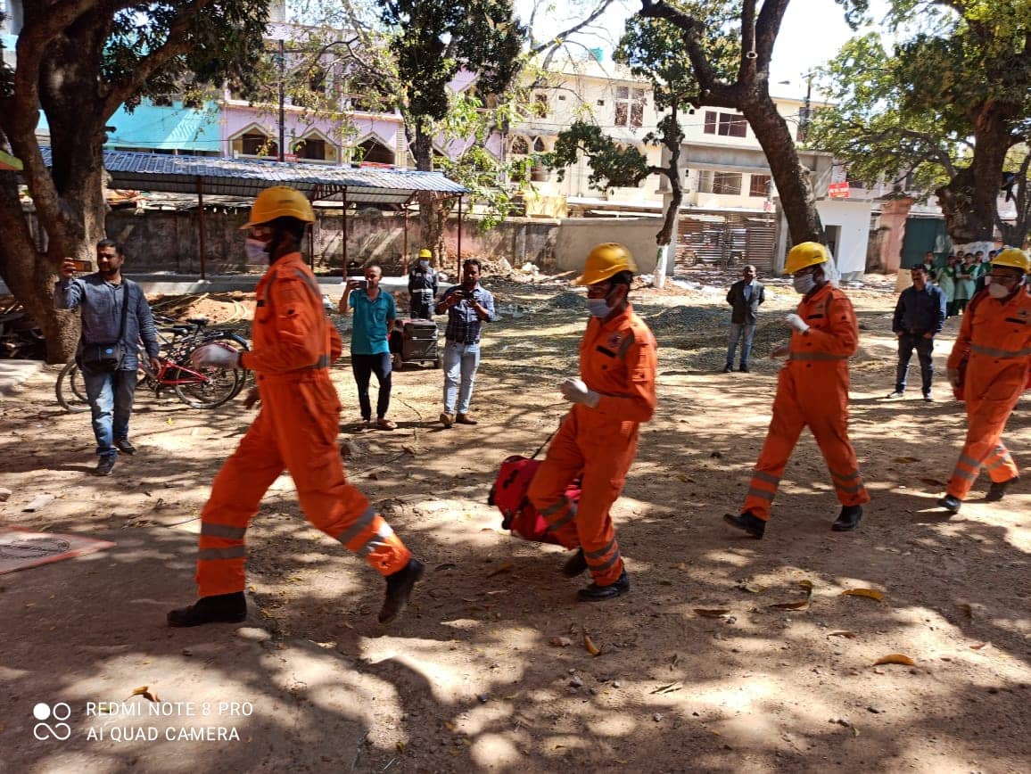 देवघर: भूकंप जैसी आपदा को लेकर जिला प्रशासन सतर्क, एनडीआरएफ की टीम ने मॉक ड्रिल कर छात्राओं को किया जागरूक