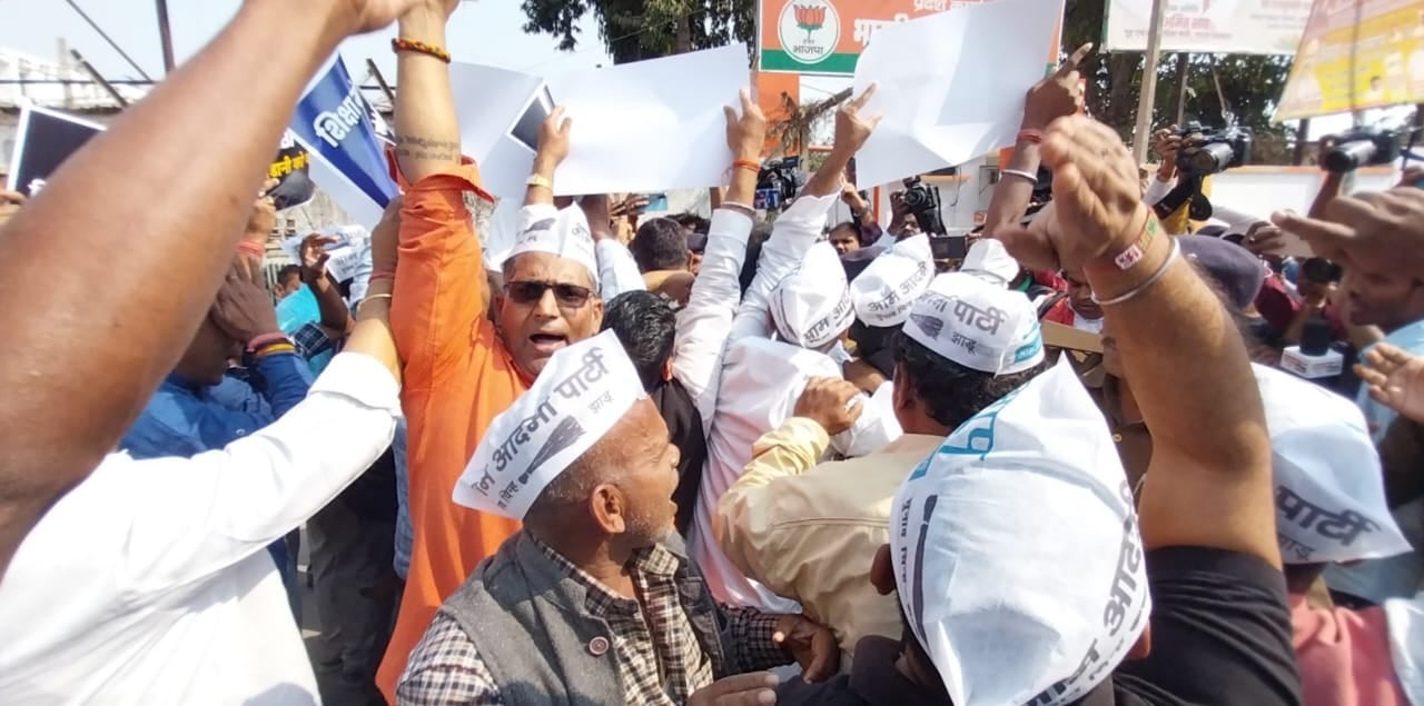 मनीष सिसोदिया की गिरफ़्तारी को लेकर पटना में AAP के कार्यकर्ताओं का प्रदर्शन, बीजेपी प्रदेश कार्यालय के बाहर की नारेबाजी
