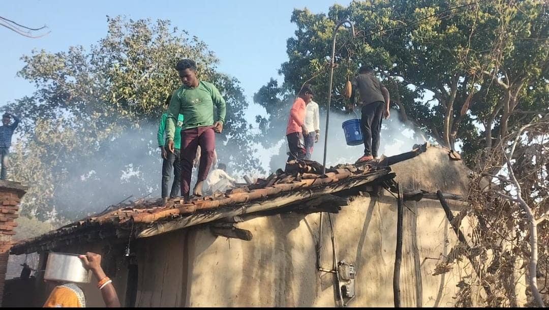 गिरिडीह: आग लगने से जला किसान का घर, हजारों की संपत्ति का हुआ नुकसान