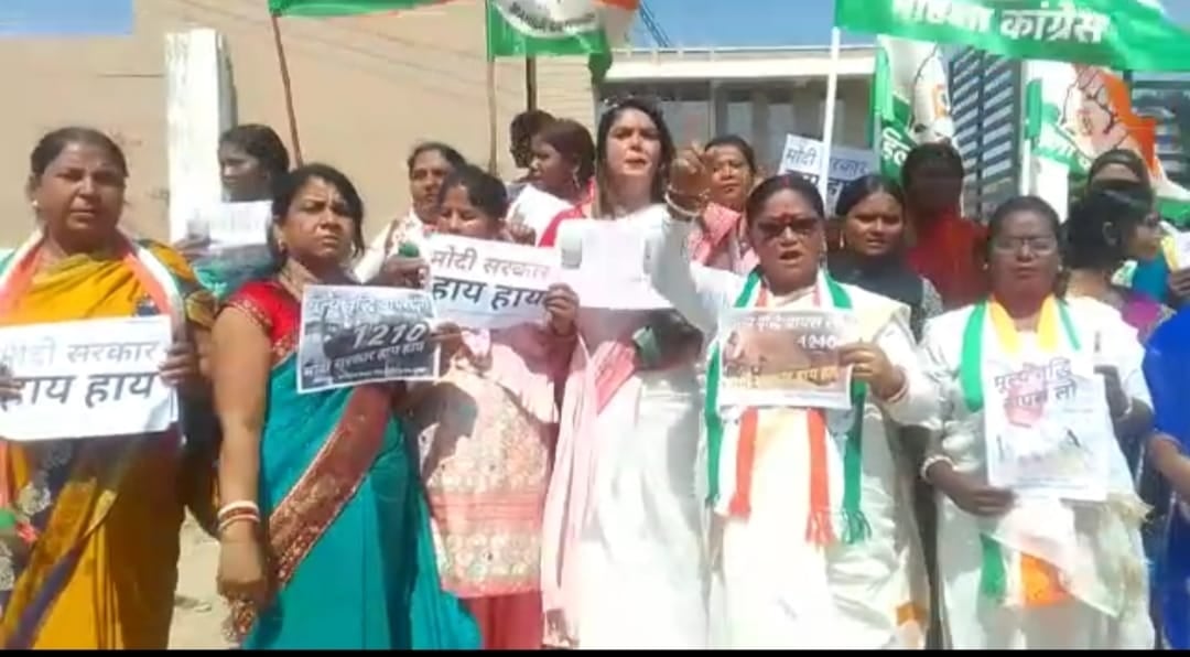 DHANBAD : महिला कांग्रेस उतरी सड़क पर और पहुंच गई भाजपा कार्यालय ,जानिए क्यों गुस्से में थी महिलाएं