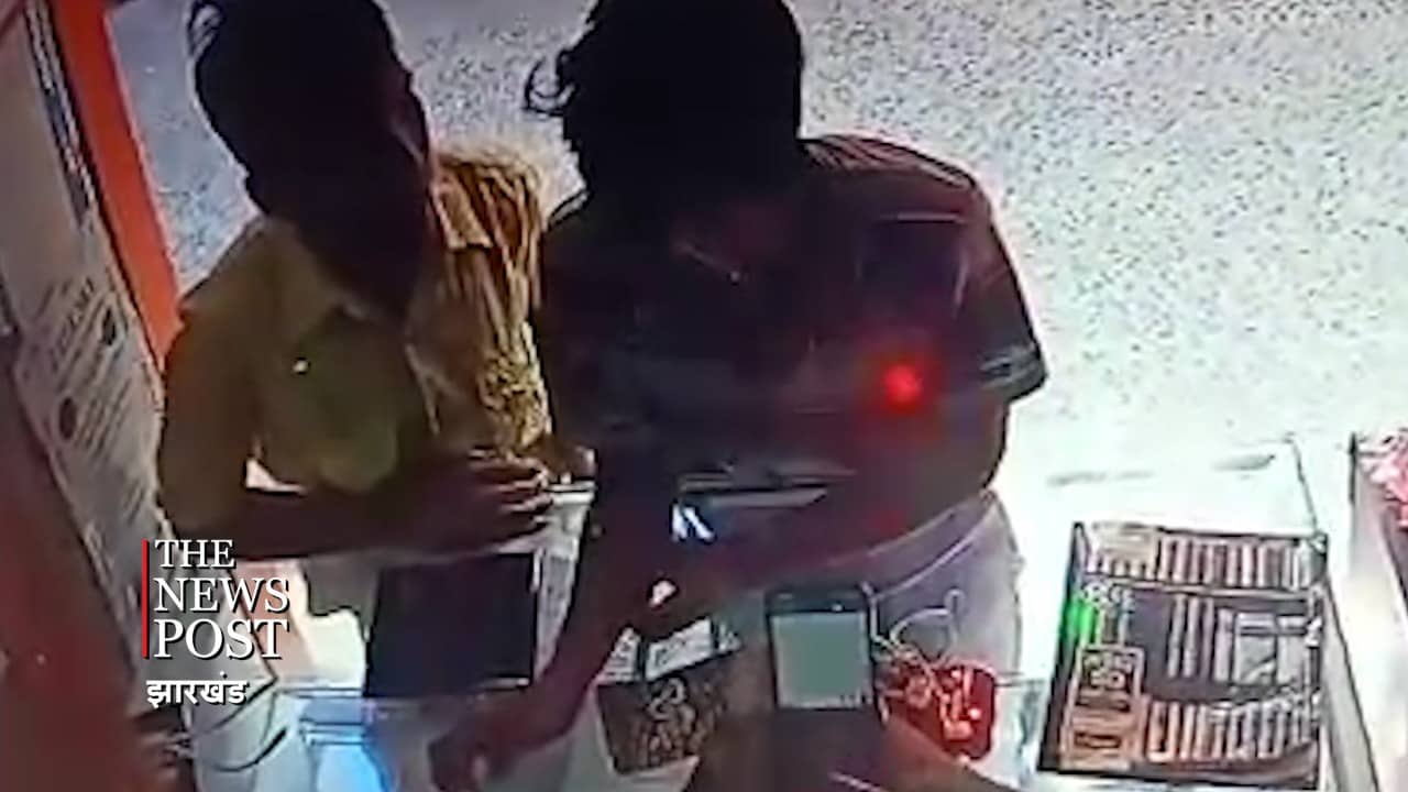 खरीदने आया ईयर फोन, केहुनी मार कर पार कर लिया मोबाइल, वीडियो में देखिए दिनदहाड़े चोरी की घटना