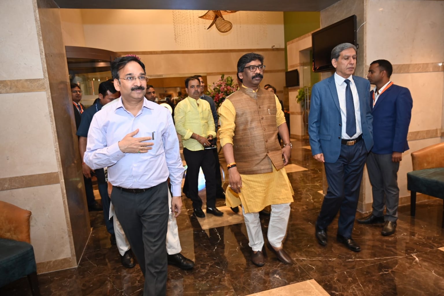 मुख्यमंत्री हेमंत सोरेन के कड़े तेवर से ब्यूरोक्रेट्स में हड़कंप, राजीव अरुण एक्का मामले में हुई कार्रवाई का दिखने लगा असर, जानिए इनसाइड स्टोरी