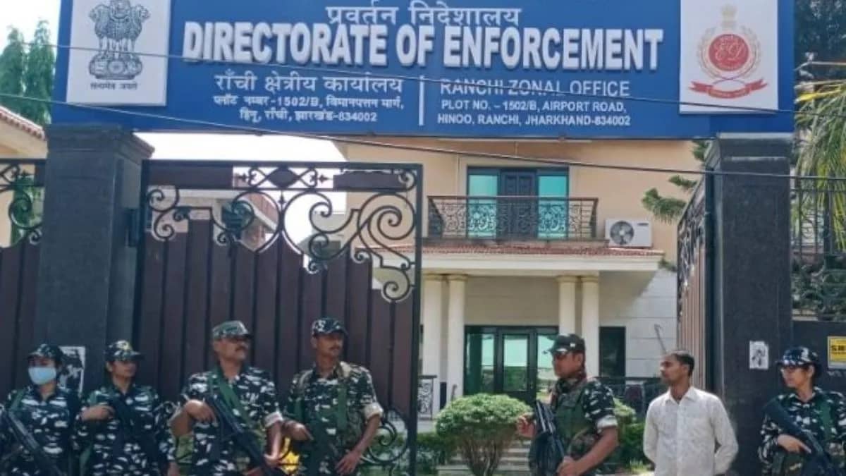 अधिकारियों में ईडी का आंतक: आंगतुकों से मोबाइल से लेकर अंगूठी तक दूर रखने की सलाह