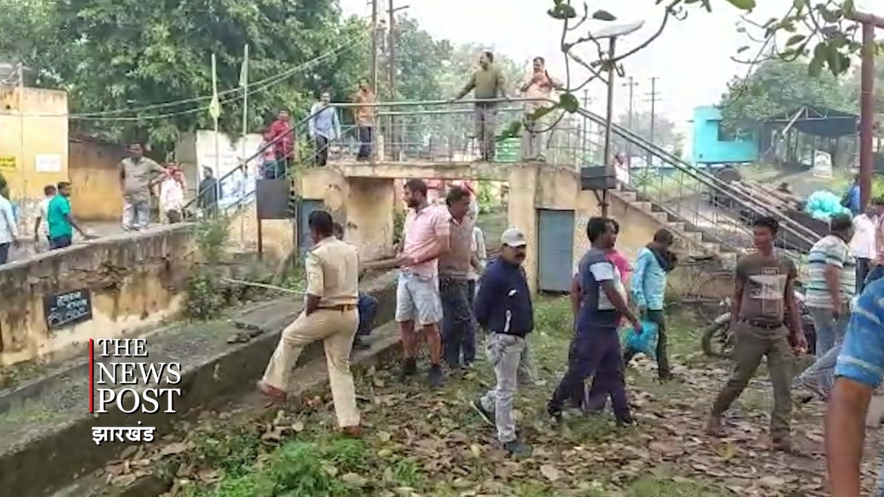 बम मारकर खदान में छिपे हैं अपराधी, बाहर खड़ी पुलिस कर रही उनका इंतजार