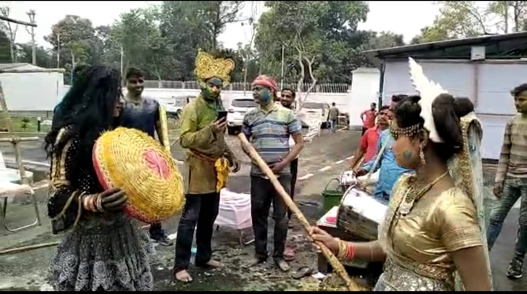 होली पर कृष्ण के रूप में नजर आए तेजप्रताप, खेली लठमार होली, वीडियो कॉल पर लालू यादव रहे मौजूद