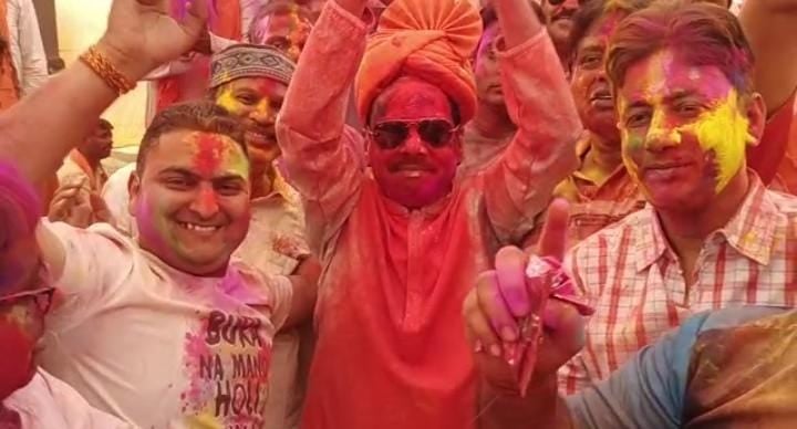 जमशेदपुर में होली की धूम, पूर्व सीएम रघुवर दास और अधिकारियों ने जमकर खेली होली