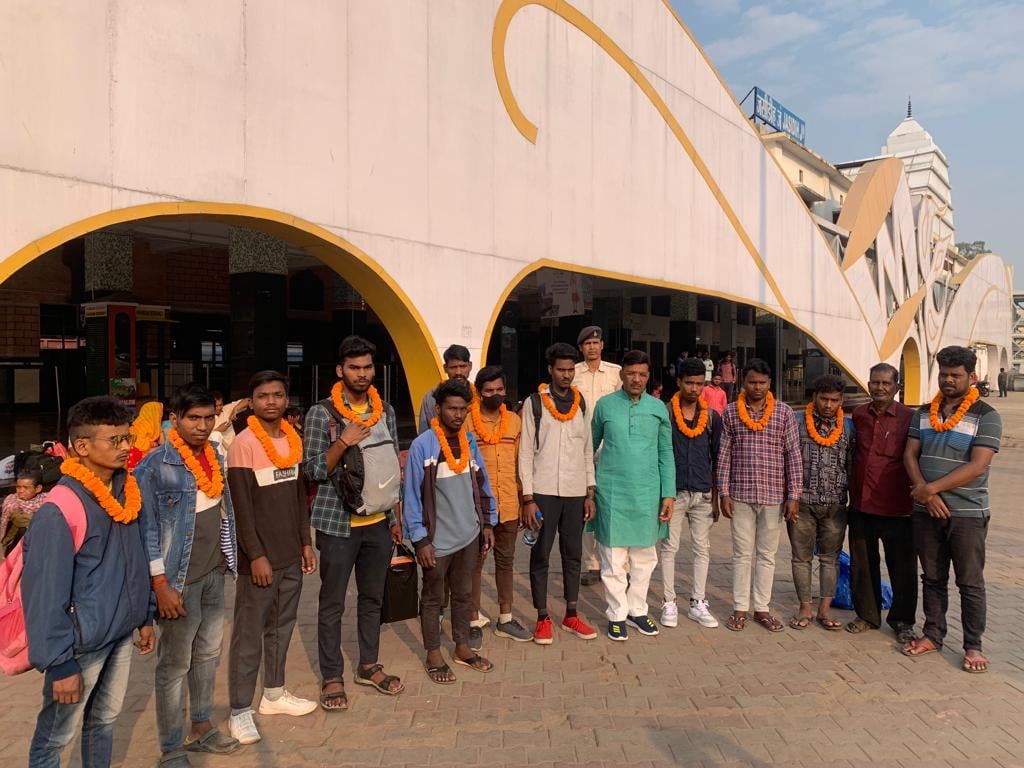 झारखंड सरकार की पहल पर दो दर्जन मजदूर लौटे तमिलनाडु से देवघर, माला पहनाकर किया गया स्वागत