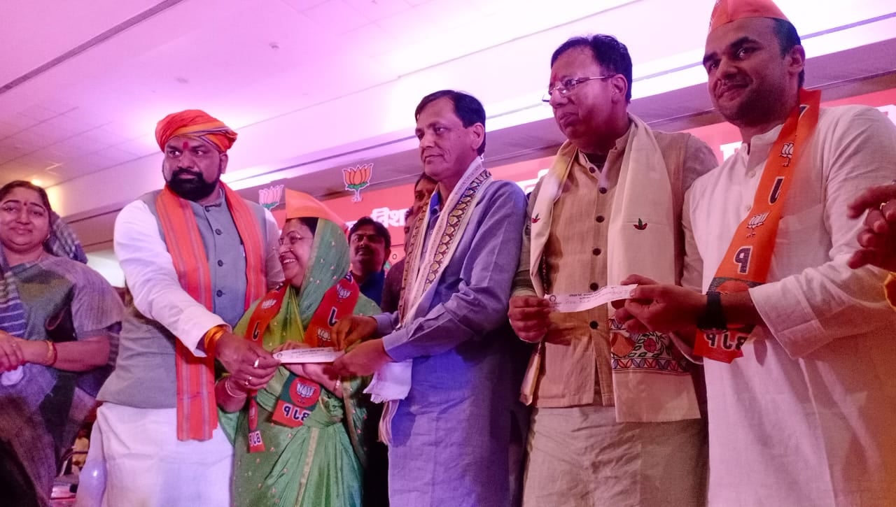 जदयू को छोड़ने वाली दो बार की सांसद रही मीना सिंह अपने बेटे विशाल सिंह के साथ बीजेपी मे हुई शामिल