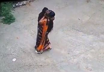 जमुई अस्पताल परिसर में एक महिला स्वास्थ्य कर्मी के साथ दिनदहाड़े मनचले ने की अश्लील हरकत, घटना CCTV कैमरे में कैद