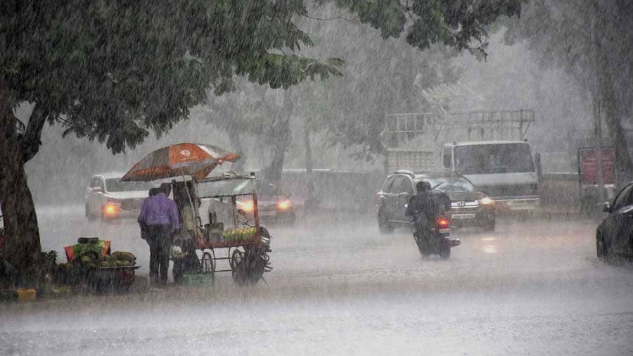 Jharkhand Weather: झारखंड के कई हिस्सों में हो रही बारिश, जानें अपने शहर का हाल