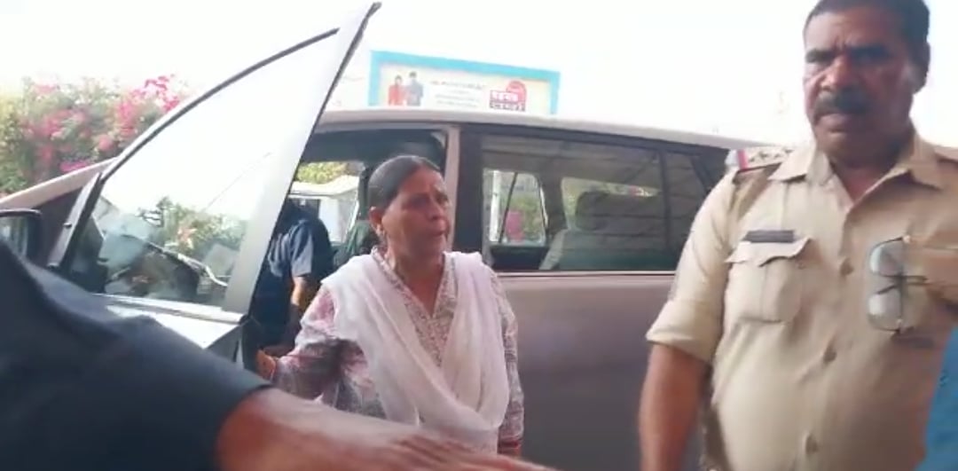 राबड़ी देवी दिल्ली के लिए हुई रवाना, लैंड फॉर जॉब स्कैम मामले में सीबीआई कोर्ट में कल होंगी पेश