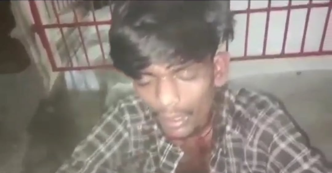 मोबाइल चोरी आरोप में युवक की जमकर पिटाई, रहम की भीख मांगता रहा आरोपी युवक लेकिन लोगों ने एक ना सुनी