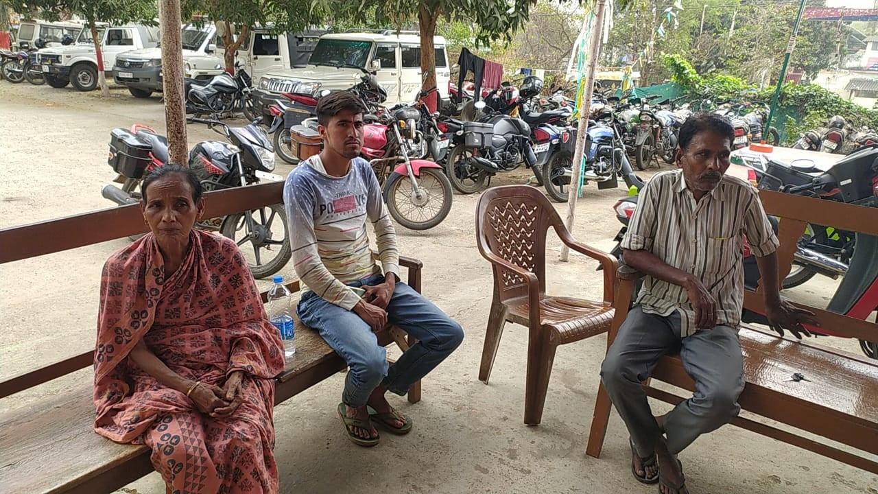 दुमका: अवैध संबंध में युवक की गला रेत कर बेरहमी से हत्या, परिजन आरोपी के गिरफ़्तारी की कर रहे मांग