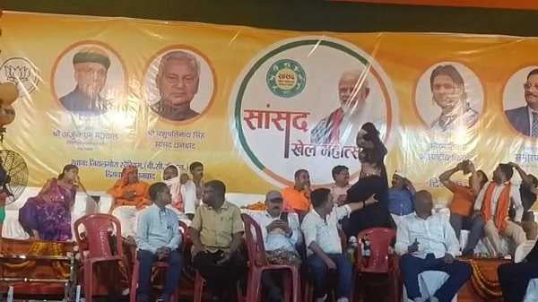 खेल महोत्सव का खेल! खेल और खिलाड़ियों के बदले बार बालाओं का डांस, भाजपा नेताओं के ठुमके पर शुरु हुआ घमासान, देखिये यह रिपोर्ट