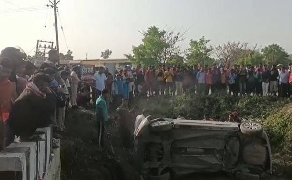 बगहा में शराब से लदी कार पलटी, लोगों में मची लूट की होड़