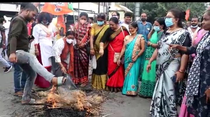 छात्र संगठनों में दिखा गुस्सा ,एसडीएम का पुतला फूंक कर किया प्रदर्शन