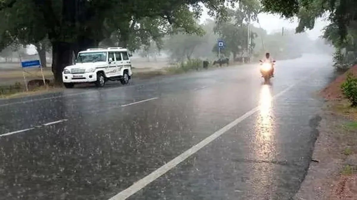 है न ताज्जुब की बात-मार्च में गर्म जैकेट के साथ रेन कोर्ट रखना क्या किसी को है याद