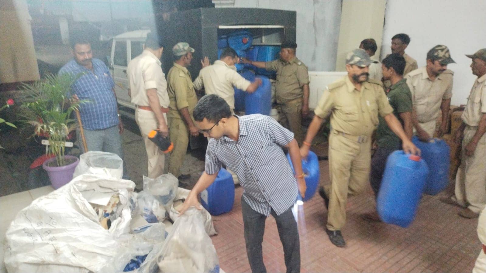 देवघर में नकली शराब फैक्ट्री का उद्भेदन, भारी मात्रा में अवैध शराब बरामद, एक गिरफ्तार