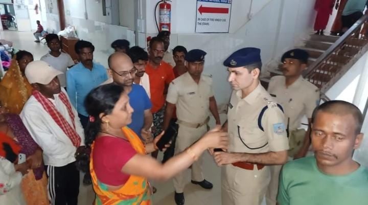 देवघर : डीजे संचालक राजा केसरी की गोली मारकर हत्या, दो संदिग्ध गिरफ्तार