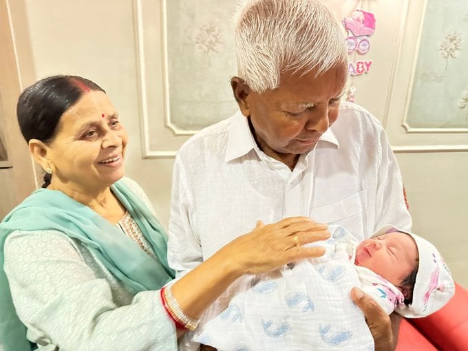 पोती को गोद में लेकर गदगद हुए लालू, कहा- अब मेरा नाम रौशन करेगी कात्यायनी
