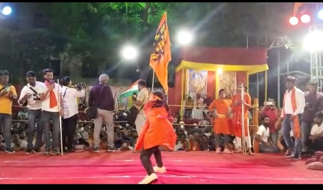 अखाड़ा दलों के प्रदर्शन से गदगद हुआ धनबाद, महिलाओं की हुई तारीफ