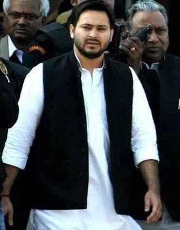 शराब बंदी पर तेजस्वी का तंज, मंत्री और पुलिस-प्रशासन के लोग ही बांट रहे शराब