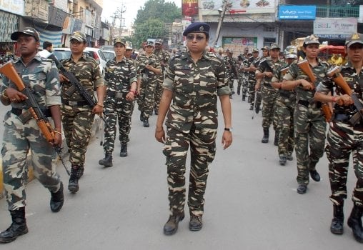 रामनवमी हिंसा- राज्य सरकार का दावा स्थिति पूरी तरह नियंत्रण में, लेकिन फिर भी अर्ध सैनिक बलों को क्यों उतार रही है केन्द्र सरकार? देखिये यह रिपोर्ट