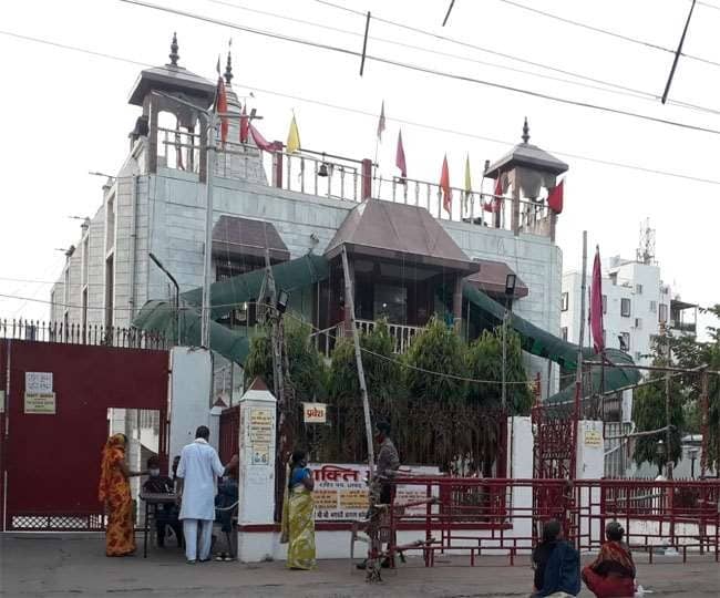 माता के दरबार में भक्त के रूप में चोरनी, देखिये किस चतुराई से भक्त बन चुराई गई है चेन