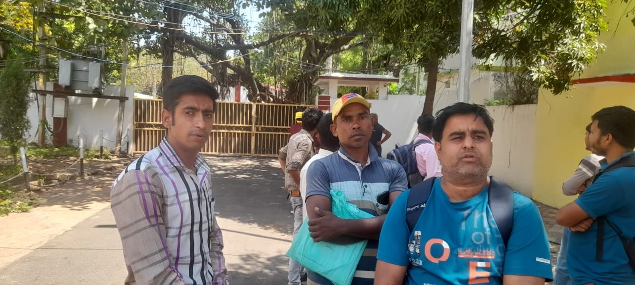 होम गार्ड बहाली के लिए आवेदन जमा करने पहुंचे युवाओं ने डीसी आवास के बाहर किय़ा हंगामा, हेमंत सरकार पर लगा युवाओं को ठगने का आरोप