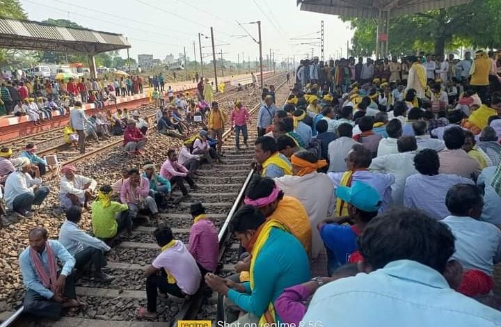 कुड़मी समाज का अनिश्चितकालीन रेल चक्का जाम दूसरे दिन भी जारी, रेलवे ने कई ट्रेनों को किया रद्द