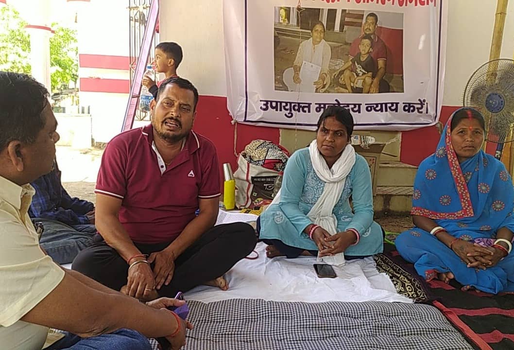 दुमका : आमरण अनशन पर बैठे वार्ड पार्षद सीमा देवी और उनके पति, जमीन हड़पने का लगाया आरोप